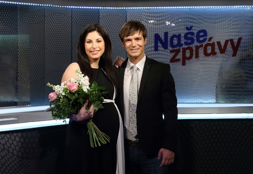 Petr Převrátil se s dojatou Denisou Jeřábkovou rozloučil 31. 5. krásnou květinou. Petr Převrátil se s dojatou Denisou Jeřábkovou rozloučil 31. 5. krásnou květinou.