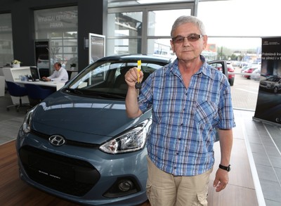 Generální ředitelka televizní Skupiny Barrandov dnes předala osobní automobil výherci Velké hry Generální ředitelka televizní Skupiny Barrandov dnes předala osobní automobil výherci Velké hry