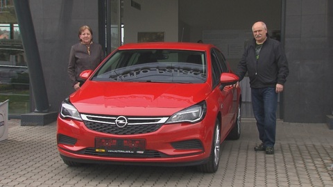 Výherkyně silvestrovské soutěže převzala nový vůz