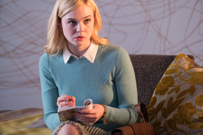 Elle Faningová si zahrála nepříliš chytrou studentskou novinářku.