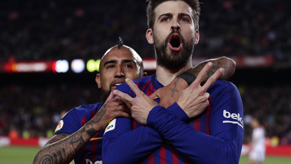Fotbalista Barcelony Gerard Piqué oslavuje branku.