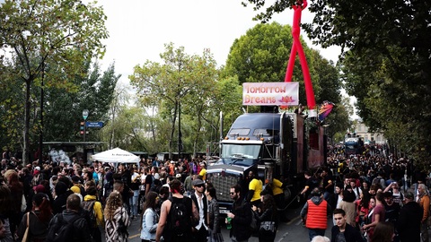 Žluté vesty vytvořily předvoj průvodu Techno Parade.