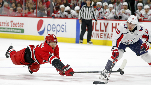 Český hokejový útočník Jakub Vrána (vpravo).