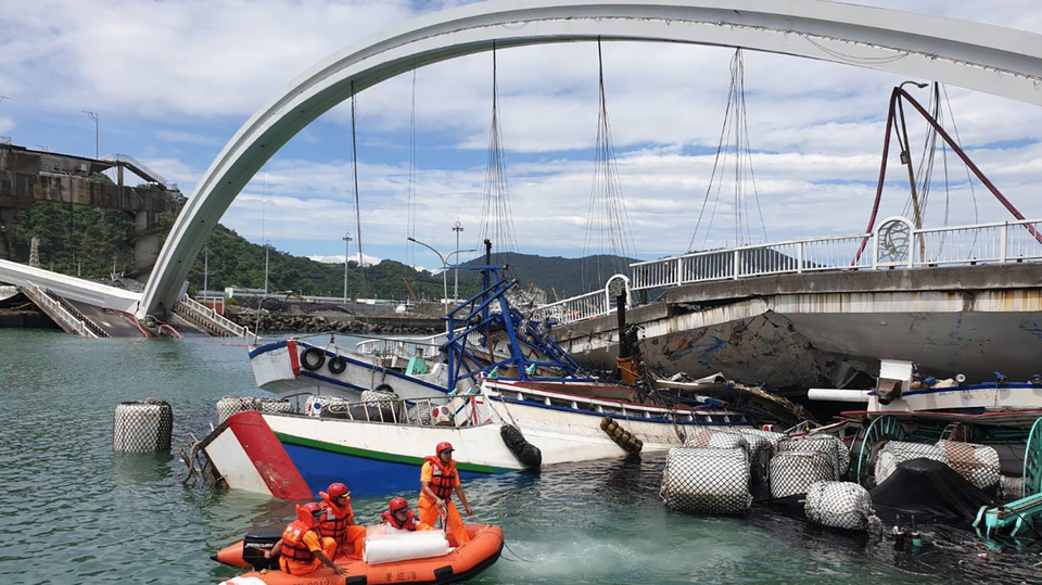 Pád mostu pravděpodobně způsobil kolaps jednoho z pilířů.