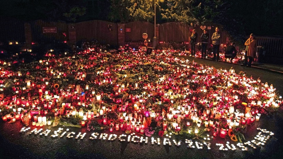 Davy truchlících stále proudí ke Gottově vile. 