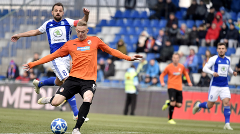 Zleva Marek Matějovský z Boleslavi a Roman Procházka z Plzně.