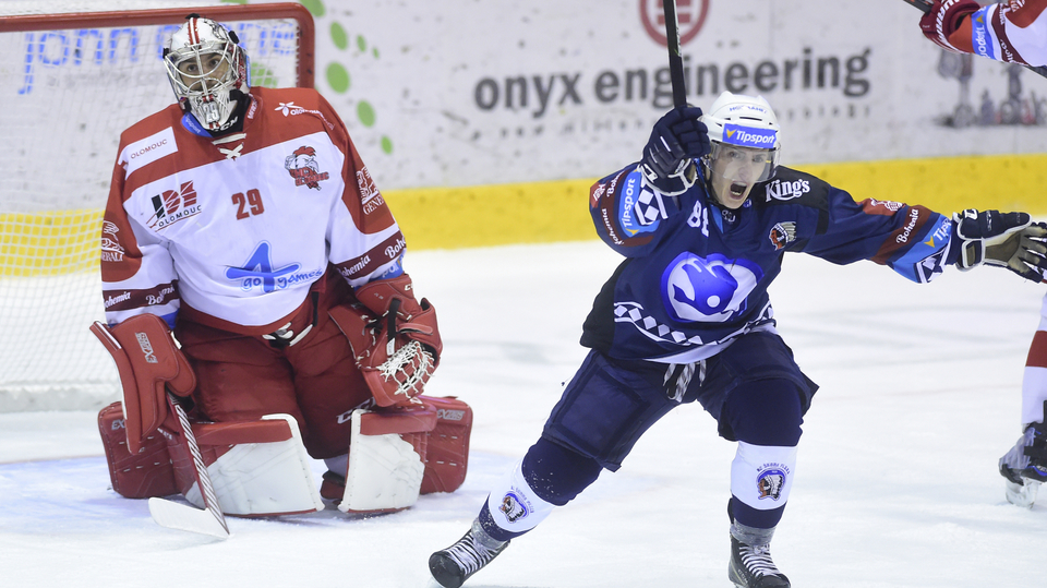 Zleva brankář Olomouce Jan Lukáš a Petr Kodýtek z Plzně radující se z gólu.