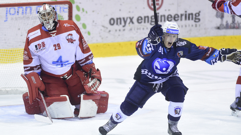 Zleva brankář Olomouce Jan Lukáš a Petr Kodýtek z Plzně radující se z gólu.