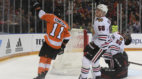 Travis Konecny se raduje z prvního gólu Philadelphie. Vzadu je brankář Corey Crawford, v popředí Slater Koekkoek z Chicaga.