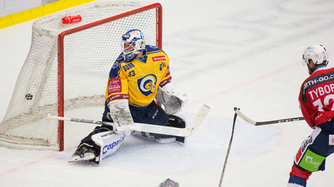 Brankář Zlína Marek Čiliak (vlevo) inkasuje gól z hole Radoslava Tybora (vpravo) z Pardubic.