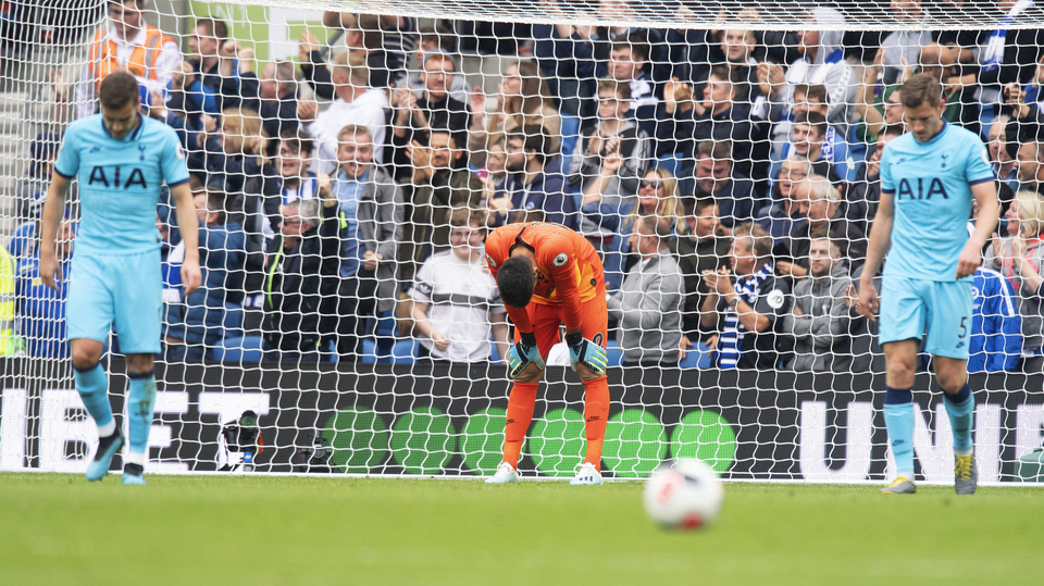 Odevzdaní hráči Tottenhamu po třetí brance domácích.