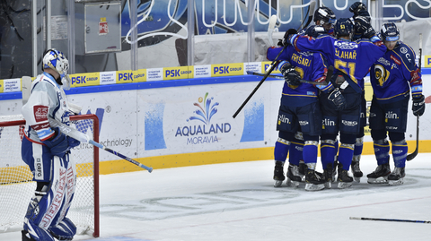 Hráči Zlína se radují z gólu. Vlevo brankář Brna Karel Vejmelka.