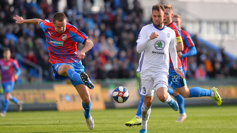 Zleva Adam Hloušek z Plzně a Lukáš Budínský z Boleslavi.