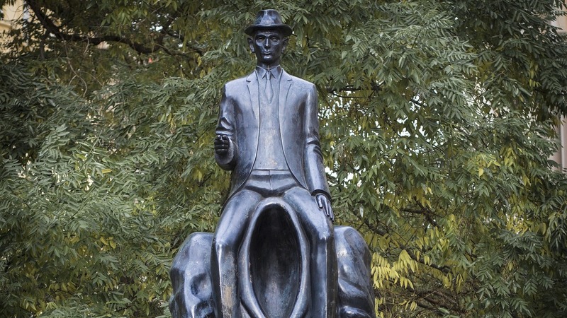 Pomník Franze Kafky v Dušní ulici v Praze. 