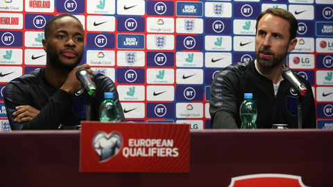 Gareth Southgate (vpravo) a Raheem Sterling na tiskové konferenci.