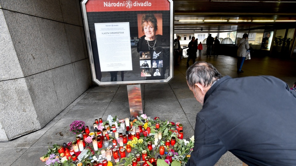 Pietní místo před budovou Národního divadla.