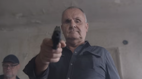 Elán přestřelil. V klipu chtěli popravit novináře.