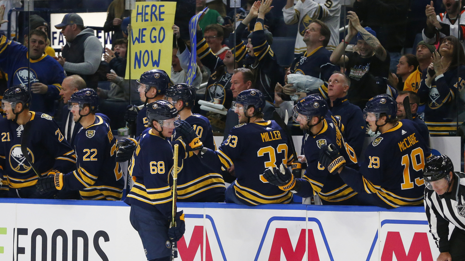 Victor Olofsson slaví se střídačkou Buffala zásah proti Dallasu.