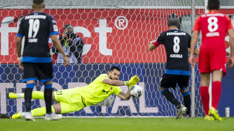 Tomáš Koubek chytá penaltu.