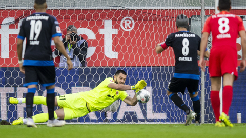 Tomáš Koubek chytá penaltu.