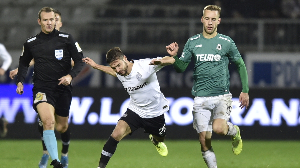 Sparťan Michal Trávník v souboji s Jabloncem.