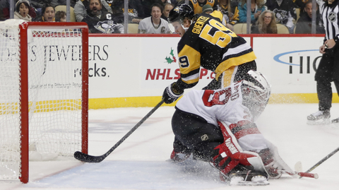 Jake Guentzel z Pittsburghu při gólové akci proti Devils.