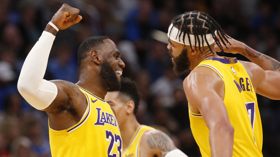 Radost LeBrona Jamese (vlevo) a JaVale McGeeho z Lakers.