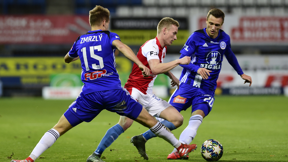 Zleva Ondřej Zmrzlý z Olomouce, Petr Ševčík ze Slavie a Šimon Falta z Olomouce.