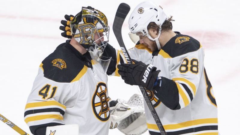 David Pastrňák po vítězném zápase se slovenským gólmanem Jaroslavem Halákem.