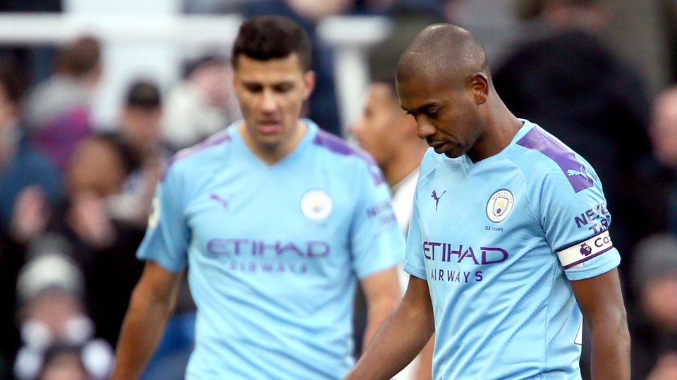 Smutné výrazy fotbalistů Manchesteru City po další ztrátě.