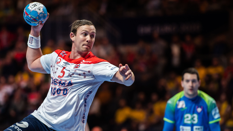 Sander Sagosen z Norska střílí proti Slovinsku.