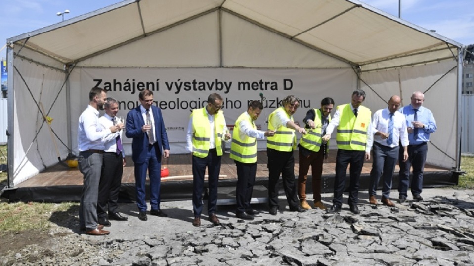 Pražský primátor Zdeněk Hřib (třetí zprava) symbolickým přípitkem se zástupci města a zúčastněných firem zahájil 19. června 2019 v Praze geologický průzkum pro stavbu trasy metra D z Pankráce do Písnice.