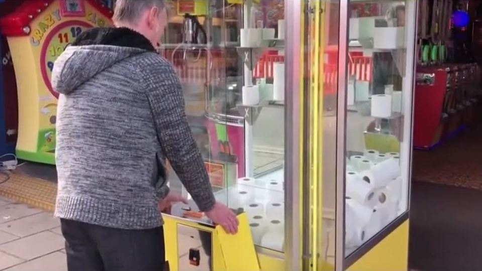 Toaletní papír místo hraček. Zábavní parky zlehčují paniku z koronaviru