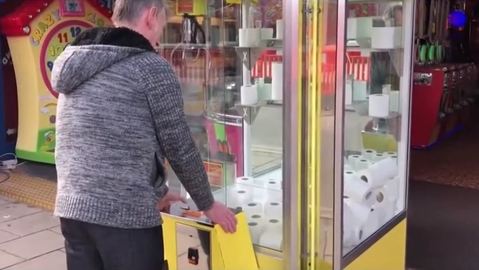 Toaletní papír místo hraček. Zábavní parky zlehčují paniku z koronaviru