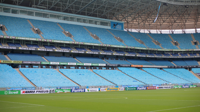 Fotbalisté Grémia na protest nastoupili v rouškách.