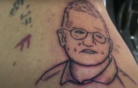 Tetování s tváří švédského epidemiologa.