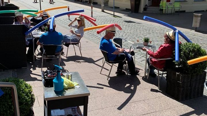 Sociální odstup jinak. Kavárna nepoužívá značky, ale pěnové nudle.