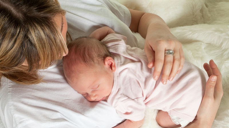 Obyvatel v ČR přibylo, mohou za to děti a přistěhovalí.