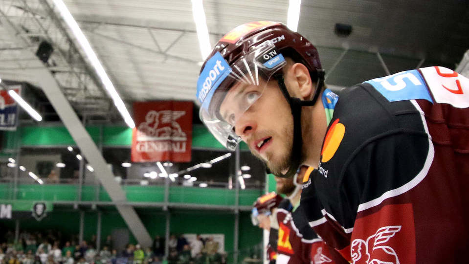 Jan Buchtele na sparťanské střídačce. 