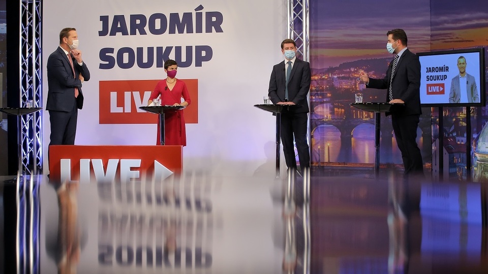 Moderátor pořadu Jaromír Soukup se svými hosty.