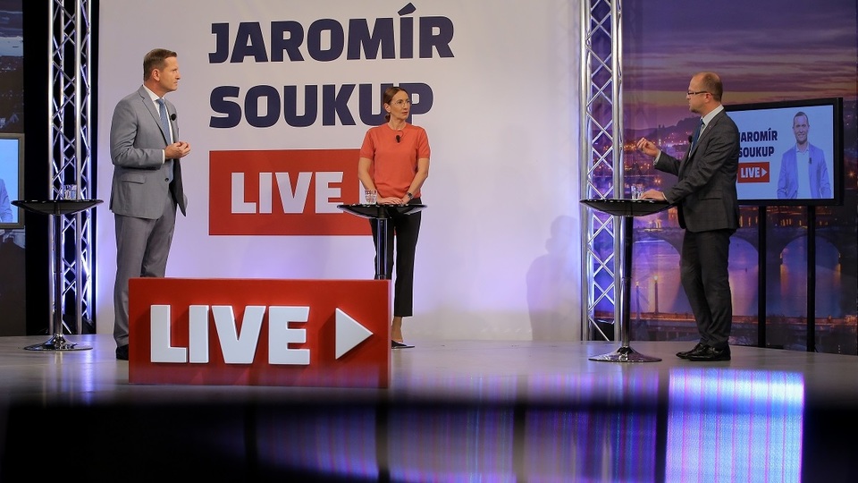 Moderátor pořadu Jaromír Soukup se svými hosty.