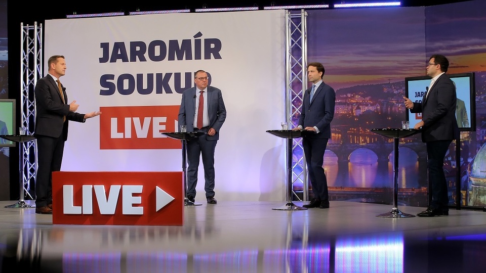 Moderátor pořadu Jaromír Soukup se svými hosty.