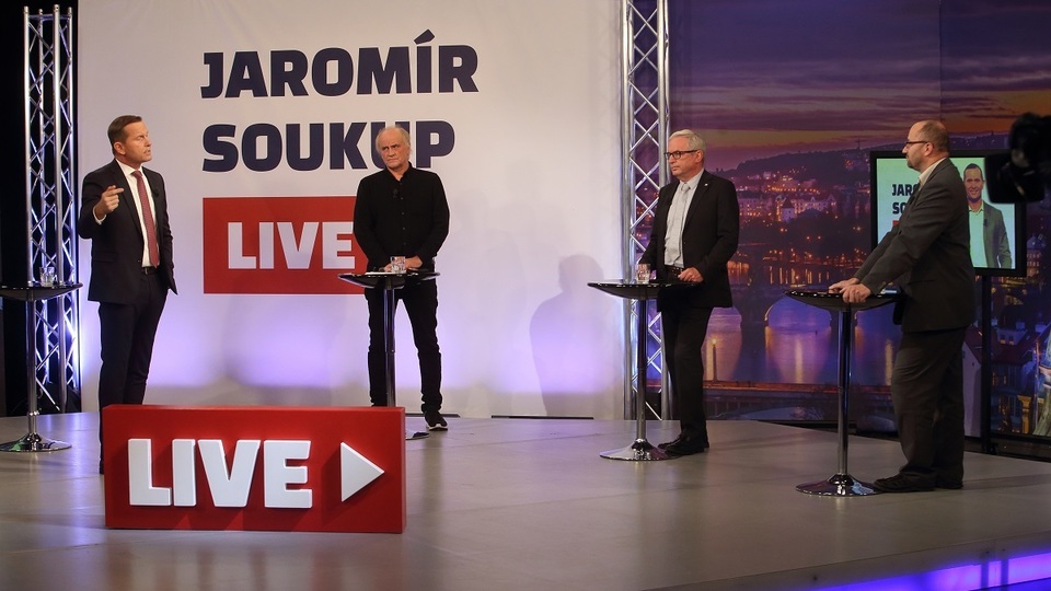 Moderátor pořadu Jaromír Soukup se svými hosty.