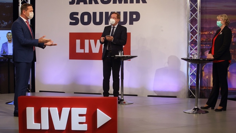 Moderátor pořadu Jaromír Soukup se svými hosty.