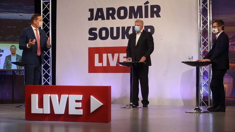 Moderátor pořadu Jaromír Soukup se svými hosty.