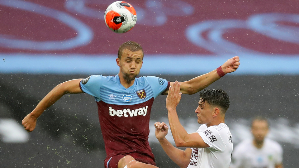 Tomáš Souček v souboji o balon.