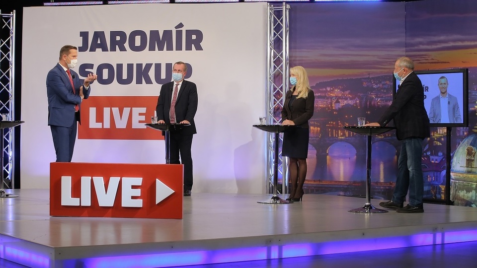 Moderátor pořadu Jaromír Soukup se svými hosty.