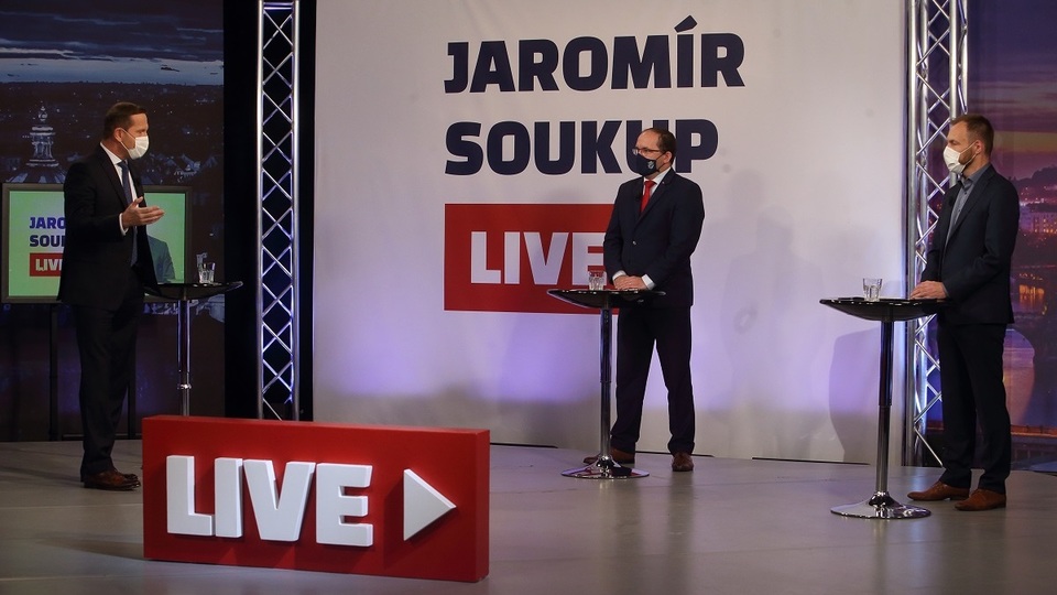 Moderátor pořadu Jaromír Soukup se svými hosty.