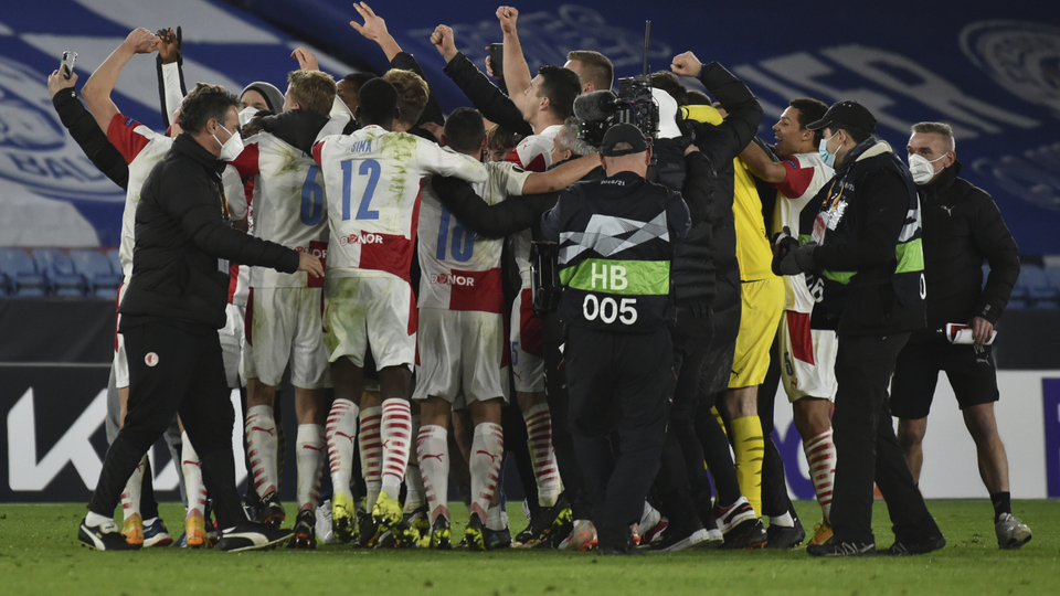 Fotbalisté Slavie se radují z výhry nad Leicesterem.