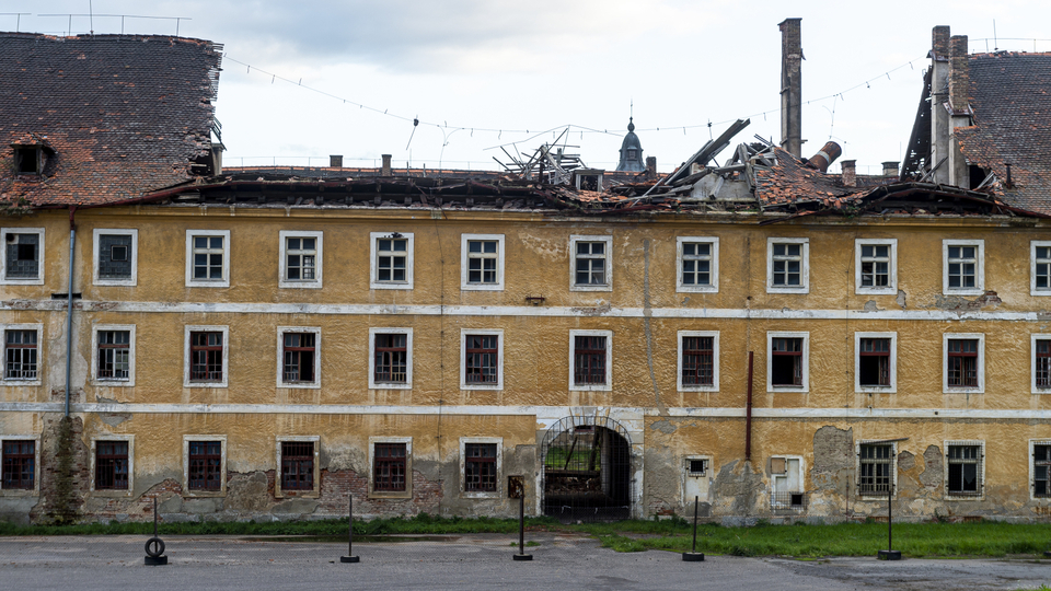 Největší kasárenský objekt v Terezíně je dlouhodobě v dezolátním stavu, propadlina v části střechy poničené při vichřici v roce 2017 se nyní dál rozšířila.